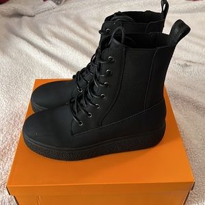 AGGIE BLACK PLATFORM BOOT by Rocket Dog